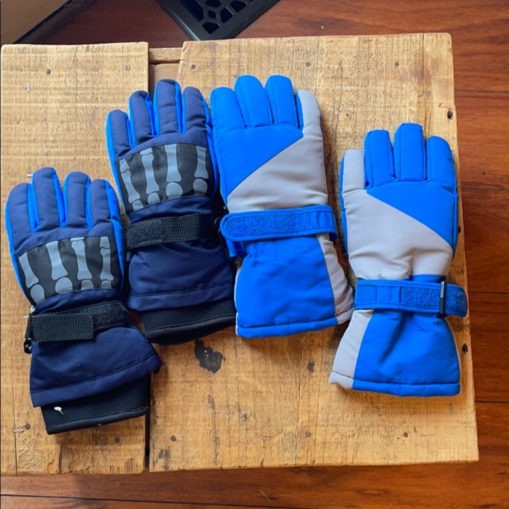 Thinsulate adjustable gloves. .One Size Fits Most